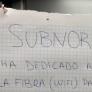 El cartel que cuelga un vecino en la comunidad cuando otro corta el cable de la fibra es de película: el final, oro