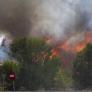 Las autoridades confían en la Sierra Engarcerán y algunos desalojos por un incendio forestal