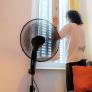 Marina, obligada a cerrar las ventanas de casa por los sistemas de refrigeración de una tienda en el mismo edificio: "En la habitación de mi hijo hace 45 grados"