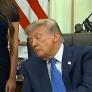 Las cámaras de la Casa Blanca vuelven a pillar a Trump a punto de roncar en pleno acto oficial: "Está KO"