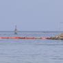 La Guardia Civil empieza a colocar una nueva barrera marítima en el dique sur de Melilla