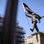 Londres dedica 175.000 euros a proteger y retirar tres murales de Banksy y la leyenda del arte urbano no se libra del viejo debate sobre vandalismo: "Debería pagar él"