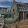 Construyen una casa con neumáticos, latas y botellas que mantiene una temperatura de 20 °C todo el año sin aire acondicionado ni calefacción: el secreto detrás de sus paredes de 70 cm