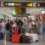 "Es una verdadera pesadilla": la interminable cola para coger un taxi en el aeropuerto de Palma que refleja la saturación de la isla
