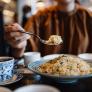 Pide un arroz chino sin camarones y lo que le apuntan da la vuelta al mundo: van dos millones de reproducciones