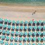 Alquila sombrilla y hamacas en primera fila de la playa, la coloca aún más cerca del agua y solo los carabineros logran que la devuelva