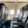 La aerolínea Lufthansa arrasa con estos mensajes en prendas de ropa: el de los reposabrazos es para incluirlo en la Constitución