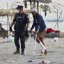 La policía comienza a desalojar a los migrantes de la playa de El Trampolín en Ceuta y los reubica en espacios habilitados