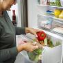 El truco para conservar mejor el cajón de las verduras en la nevera: meter al fondo una hoja de papel
