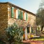 Un estudiante de 20 años compra por 8.200 euros una casa de 400 años en Italia y la convierte en un refugio autosuficiente con vistas al mar
