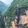 Un grupo de niños de China caminaban tres horas al día para ir a la escuela, pero ahora tienen un nuevo aliado: un ascensor que sube 288 metros en 50 segundos