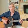 Un guitarrista estadounidense se lleva todos los focos por su gran parecido a Feijóo: "Para que luego digan que Feijóo no sabe idiomas"