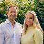Haakon y Mette-Marit de Noruega celebran sus bodas de plata con una sorpresa, un detalle polémico y preocupación por el rey Harald