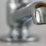 Le llega una factura de agua de 8.000 euros y su contador marca 300 bañeras al día: "Aquí no hay agua por ninguna parte"