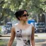 Rosalía emula a Carrie Bradshaw con este vestido de estampado de periódico