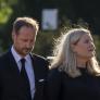 Haakon de Noruega deja a Mette-Marit en el hospital horas después de su jura como rey a la que ella no acudió por sus problemas de salud