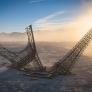 Una Torre Eiffel de 50 metros y 30 toneladas, partida en dos y tumbada en la arena en 'Burning Man': "Parece el apocalipsis"
