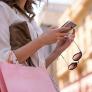 Ella, 24 años, gastaba 800 euros al mes en ropa que a veces ni estrenaba: "El subidón de dopamina me mantenía comprando"