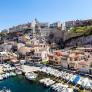 Una ciudad francesa con 6.000 visitantes al día en un puerto de 50 casas estalla contra el turismo masivo: "He construido una valla para tener algo de paz y tranquilidad, es terrible"