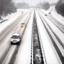Entra en vigor el 1 de octubre según el BOE, confirmado por DGT: prohibido adelantar en autopistas y autovías cuando la nieve dificulte la circulación