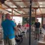 La despedida del dueño de un restaurante a su camarero en pleno servicio provoca el aplauso de toda la terraza: "Hoy es una mañana especial"