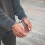 Un hombre de 48 años se pone a gritar en plena calle a las ocho menos cuarto de la mañana y acaba detenido: sacó tres envoltorios de cocaína al enseñar la documentación