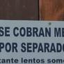 El cartel de un bar avisando de que no cobran las mesas por separado arrasa por el mensaje final