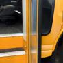 Un conductor de autobús escolar hace bajar a diez alumnos a dos kilómetros de su parada: "Abandonó a nuestros hijos en el arcén"