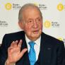 Los acompañantes del rey Juan Carlos I en la entrega de su premio en Francia más allá de Victoria Federica e Irene Urdangarin: un primo polémico y sus dos 'escuderos'