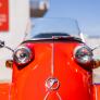 Tres ruedas, dos asientos en fila y una cúpula que se abre hacia arriba: el Messerschmitt de 1957 que ha llegado desde Finlandia a Pontevedra