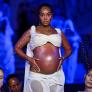 La celebración de la maternidad de la cantante Leigh-Anne en un desfile en Londres: "Mi cuerpo no es algo de lo que estar avergonzada porque esté cambiando"