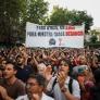 Un millar de personas se concentran frente al 'ático de Ayuso' entre gritos contra los fondos buitre tras el desahucio de Maricarmen