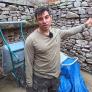 Virgilio lleva seis años salvando una cabaña en una braña asturiana: "Si nadie invierte aquí, esto desaparece. El monte se lo come"