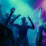 Hasta seis meses de cárcel y 7.500 euros de multa por ir a una 'rave': la nueva ley francesa contra las fiestas ilegales de más de 250 personas
