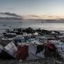 La policía desaloja el asentamiento de migrantes de la playa próxima a la desaladora de Ceuta en un operativo de más de 300 efectivos