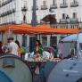 500 personas amanecen en la Puerta del Sol tras acampar para exigir el 'decreto Maricarmen'