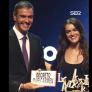 Amaia va a recibir un premio y la placa sobre Maricarmen que le entrega a Pedro Sánchez da la vuelta a España