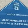 Colocan una placa en honor a Maricarmen en el edificio donde fue desahuciada con un aviso: "Veanla mientras dure puesta"