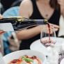 Un restaurante de Menorca ofrecía como vino menorquín uno elaborado en la Península: 142 botellas intervenidas y multa de hasta 60.000 euros