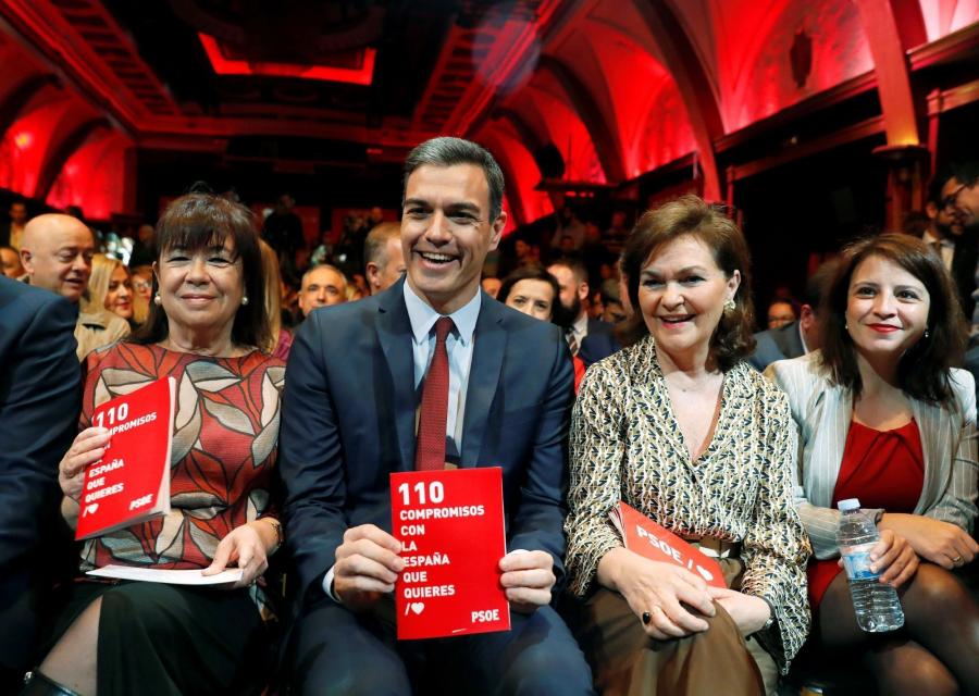 Cuando se presenta el programa, uno es tan feliz como los socialistas Cristina Narbona, Pedro Sánchez, Carmen Calvo y Adriana Lastra en esta foto.