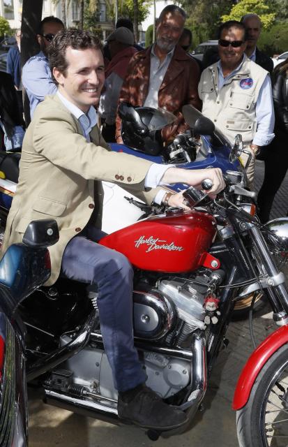Cuando eres candidato puedes hacer cosas tan 'guays' como Pablo Casado en Jerez (Cádiz), que se monta en una Harley.