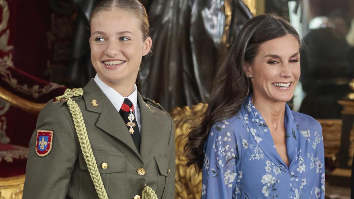 Las caras de Leonor, Felipe y Letizia cuando los compañeros de la princesa  llegan por sorpresa