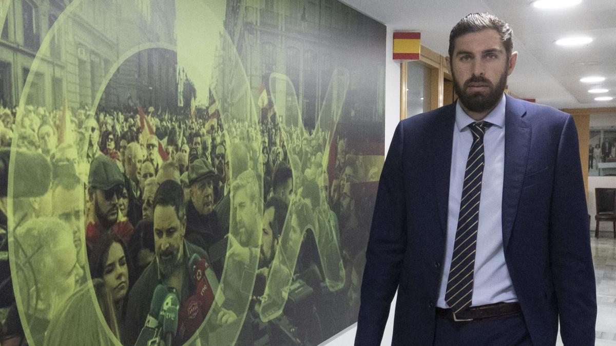 Dos cargos de Vox, acusados de  falsificar  la firma de Antelo en la Asamblea de Murcia
