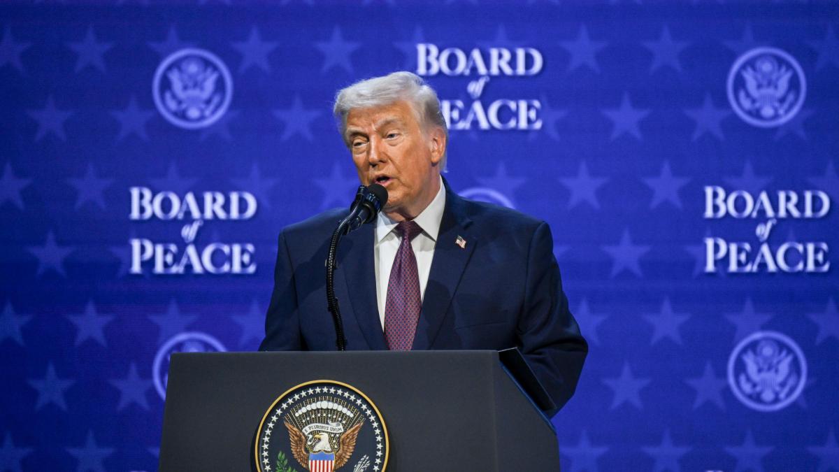 Donald Trump no deja de sorprender y lee la Biblia en plena guerra… tras atacar al Papa: el giro que nadie esperaba