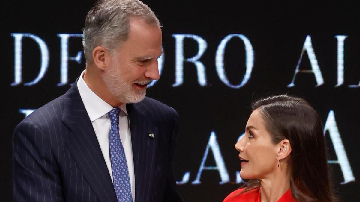 La complicidad de Letizia con Los Planetas y el homenaje a Robe Iniesta: los detalles de la entrega de las Medallas de Oro al Mérito en las Bellas Artes 2024