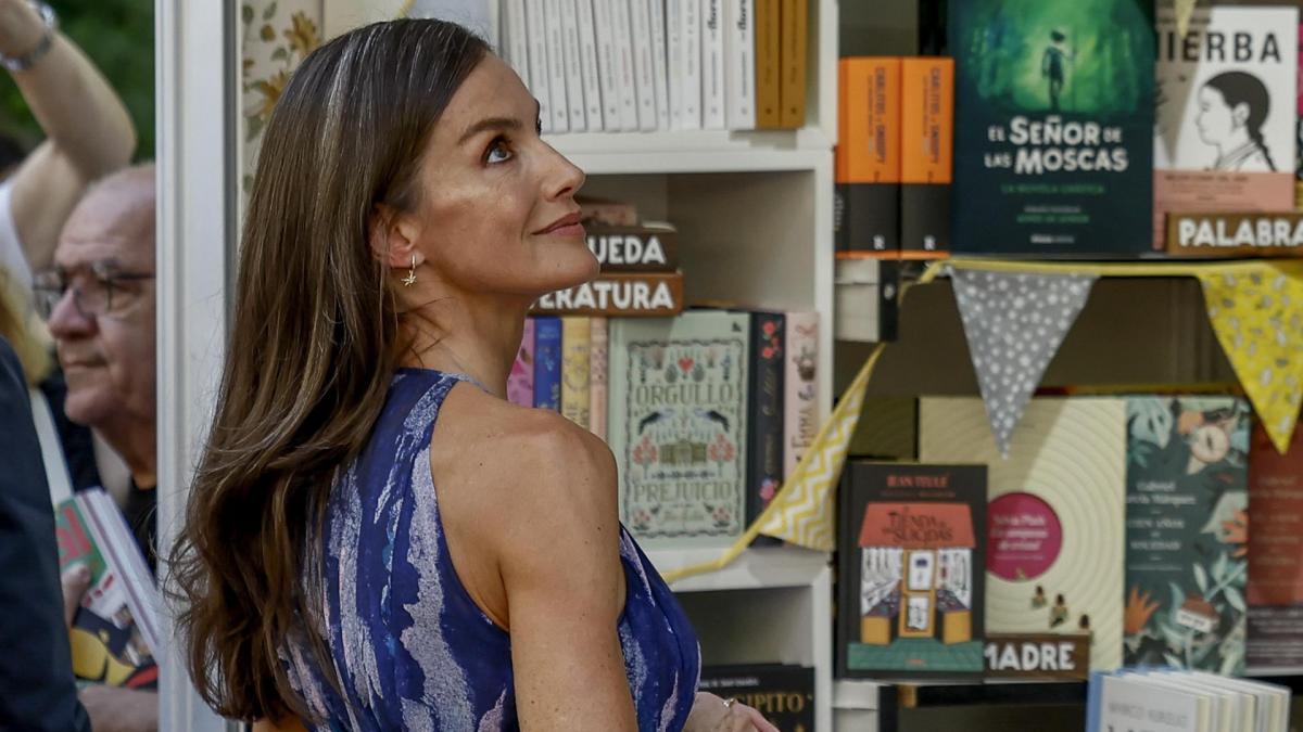 De poemarios a un libro de recetas: los títulos que se ha llevado la reina Letizia en su visita a la Feria del Libro de Madrid