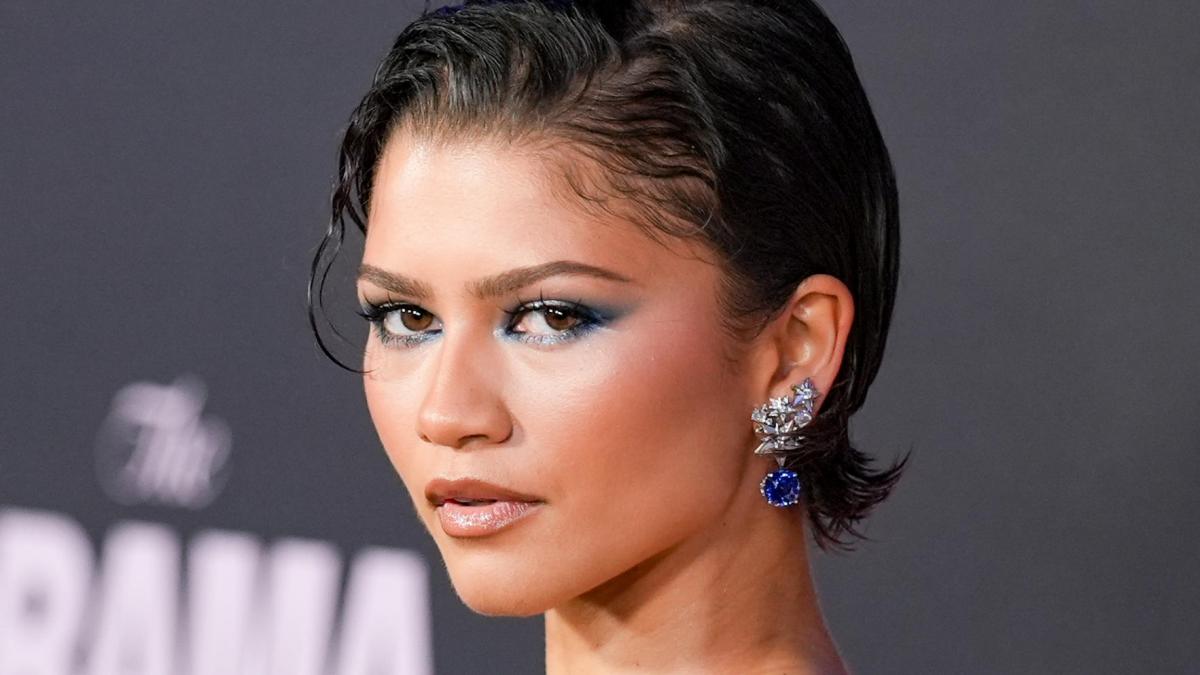 ¿Adiós al 'clean look'? La sombra de ojos azul y otras tende