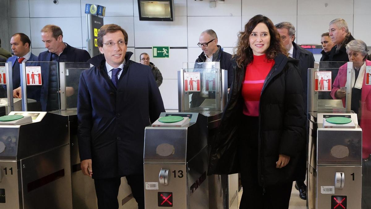 Ayuso dice ahora que firmarán convenios para que estudiantes no empadronados puedan tener abono