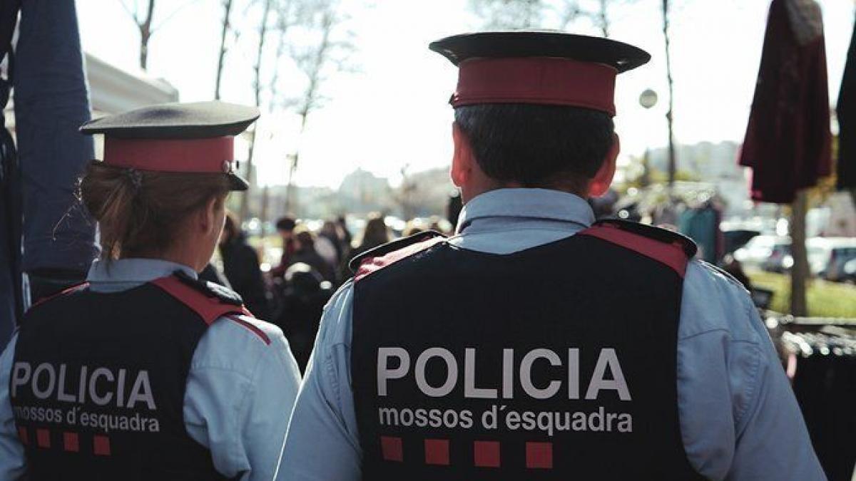 Detenido un hombre por matar a su mujer y a su hija en su casa de Esplugues
