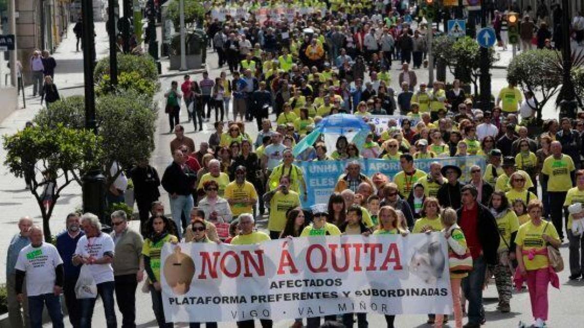 Miles de personas se manifiestan en Vigo en protesta por la quitas a ...